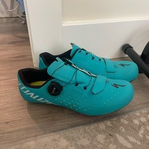 Womens specialized bike shoes size 7.5 (fits an 8) with both bike clips